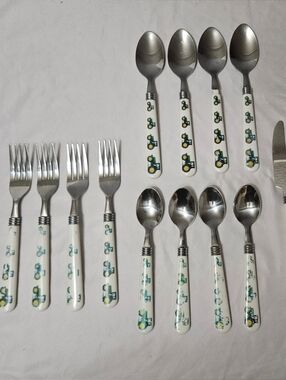 Gibson Flatwear Set Green Tractor Serves 4 USED!!